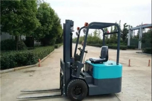 為什么三輪全電動(dòng)叉車會(huì)腐蝕生銹？