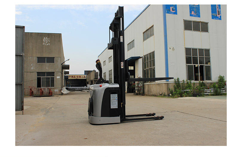 全電動(dòng)自走式堆高車(chē)2