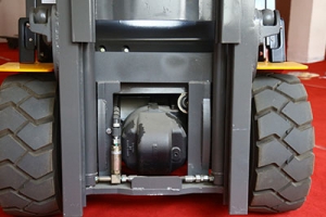 電動(dòng)叉車輪胎的氣門嘴根部漏氣如何處理？