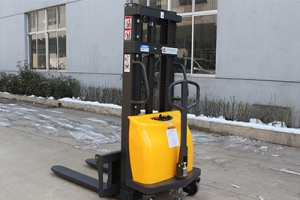 半電動(dòng)堆高車(chē)的電瓶使用壽命是多久？怎樣保養(yǎng)？
