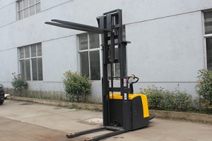 全電動搬運(yùn)堆高車對工作人員有什么好處？