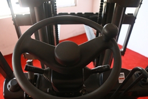小型電動(dòng)叉車(chē)的轉(zhuǎn)向故障是什么原因造成的？