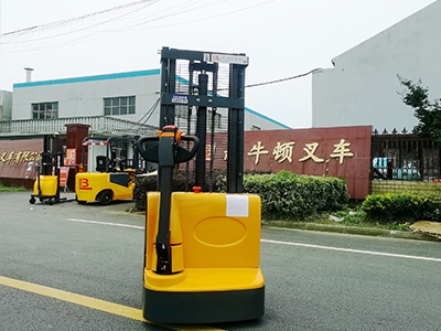 電動堆高車