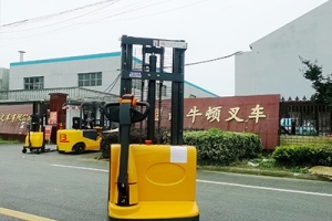 怎么正確保養(yǎng)電動堆高車？