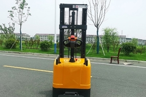 電動堆高車為什么使用液壓傳動系統(tǒng)？