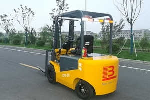 如何在光線不足的環(huán)境中使用電動叉車？