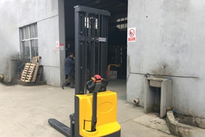 購買電動堆高車只看報價可以嗎？