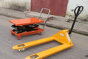 手動叉車的自重和規(guī)格是多少？