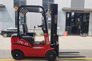 如何選擇電動(dòng)叉車(chē)的輪胎？