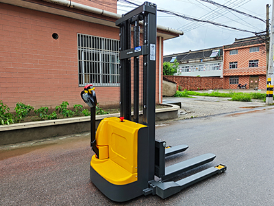 倉(cāng)儲(chǔ)成本居高不下？步行式電動(dòng)堆垛車(chē)教你高效降本！